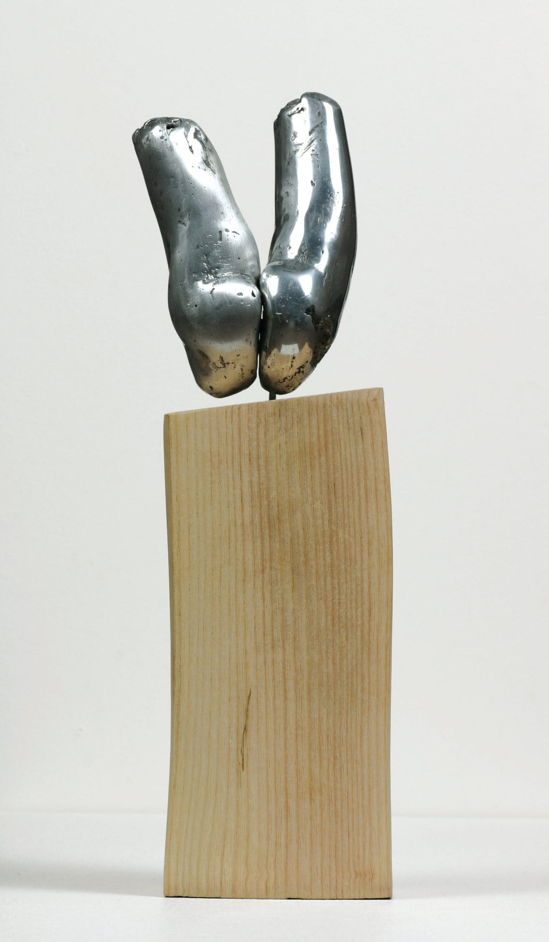 El Equilibrio — sculpture by Luis Andrés Gleixner